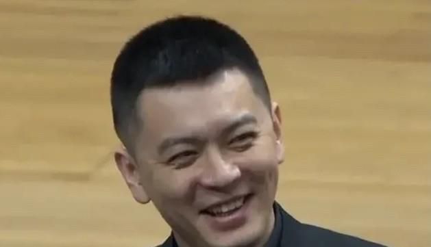 泰勒·斯威夫特身穿金色抹胸亮片裙亮相展美腿，媚眼电力十足。